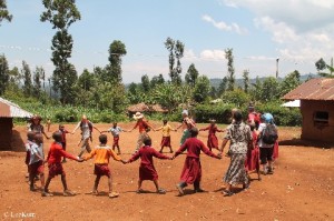 Kenya_Singen und tanzen mit der Gruppe und den Einheimischen