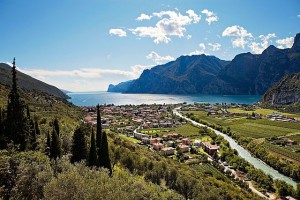 Blick auf Nago-Torbole und den Gardasee Quelle: Fototeca Trentino Sviluppo S.p.A. - Foto di Rasmus Kaessmann