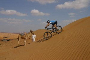 Oman_ Mountainbike und Wüstenschiff