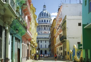 Karawane_Havana_colouredbuildings_capitolio