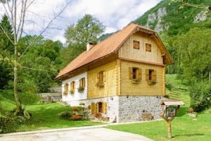stilvolle Ferienhäuser verschiedener Größen und Ausstattungen in der Region Gorski Kotar. (Foto: epr/I.D. Riva Tours)