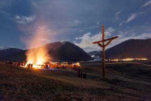 Lärmrituale, Gruselmasken und Feuersbrünste